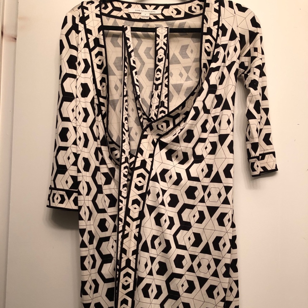 Dvf black and white wrap dress size 0